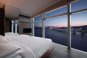 Family Suite (Ocean) | Minibar, in-room safe, desk, laptop workspace