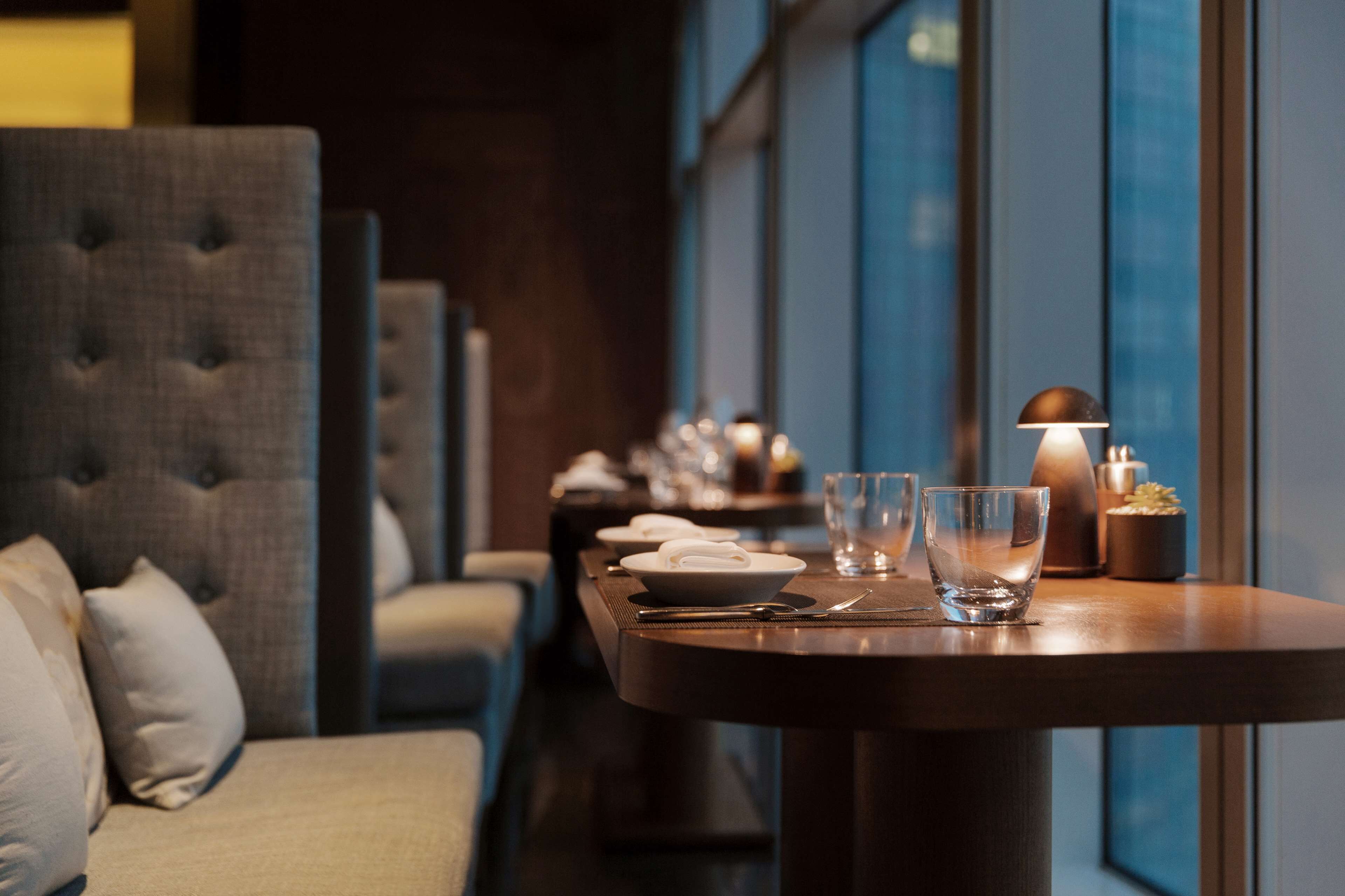 2 restaurants, breakfast served