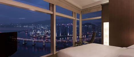 Suite, Eckzimmer (Marina Ocean) | 1 Schlafzimmer, Minibar, Zimmersafe, Schreibtisch