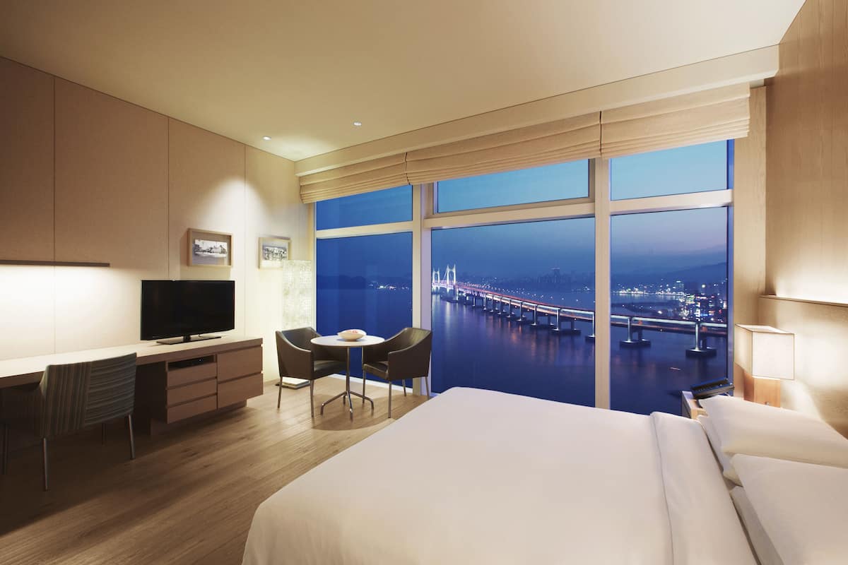 Phòng, 1 giường cỡ king, quang cảnh biển (High Floor) | 1 phòng ngủ, minibar, két bảo mật tại phòng, bàn
