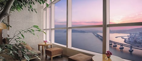 2 restaurants, breakfast served