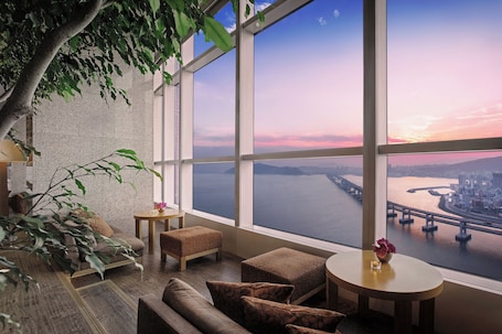 2 restaurantes, se sirve desayuno . Park Hyatt Busan