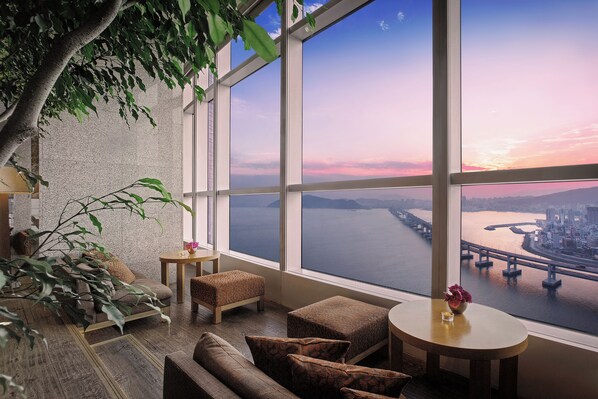 2 restaurants, breakfast served