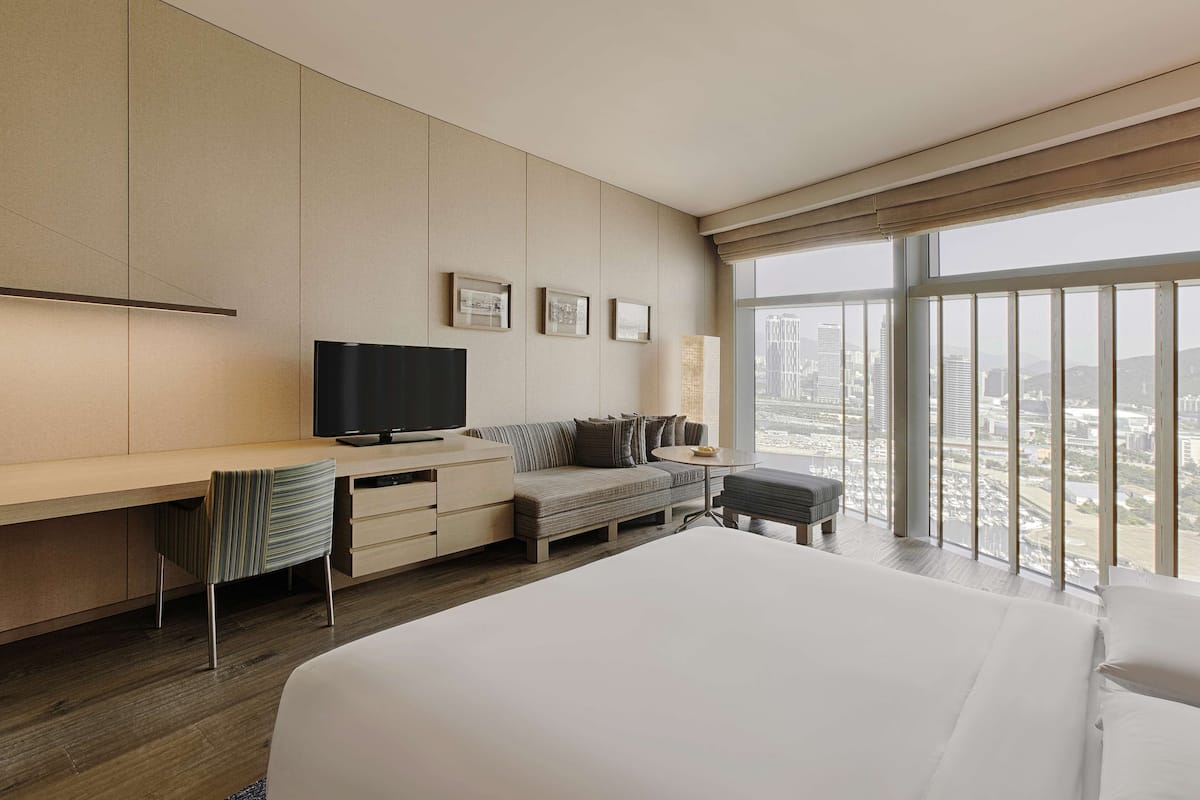 Phòng, 1 giường cỡ king | 1 phòng ngủ, minibar, két bảo mật tại phòng, bàn
