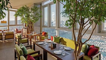 2 restaurantes, é servido café da manhã