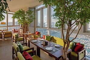 2 restaurantes, se sirve desayuno 