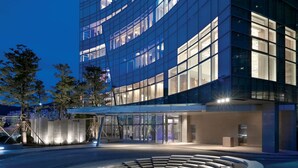 A modern building with a curved facade and large windows. - Park Hyatt Busan (Busan)