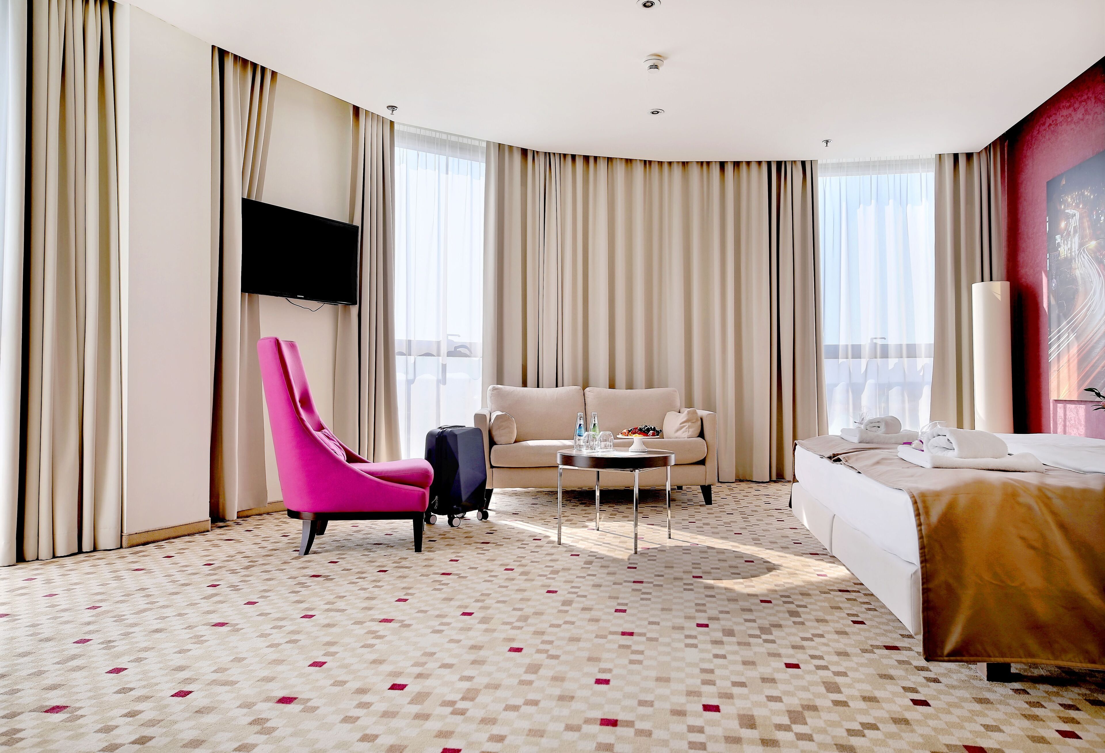 deluxe double or twin room | living area | 32-inch flat-screen tv with satellite channels, tv