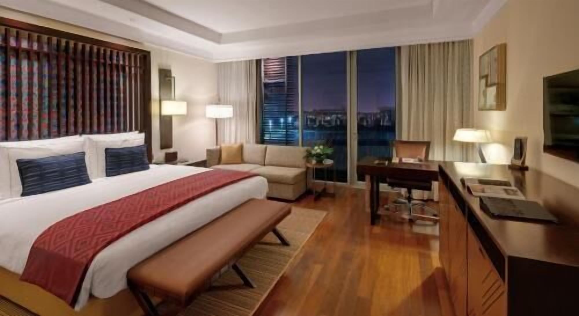 Pillowtop beds, free minibar, in-room safe, desk