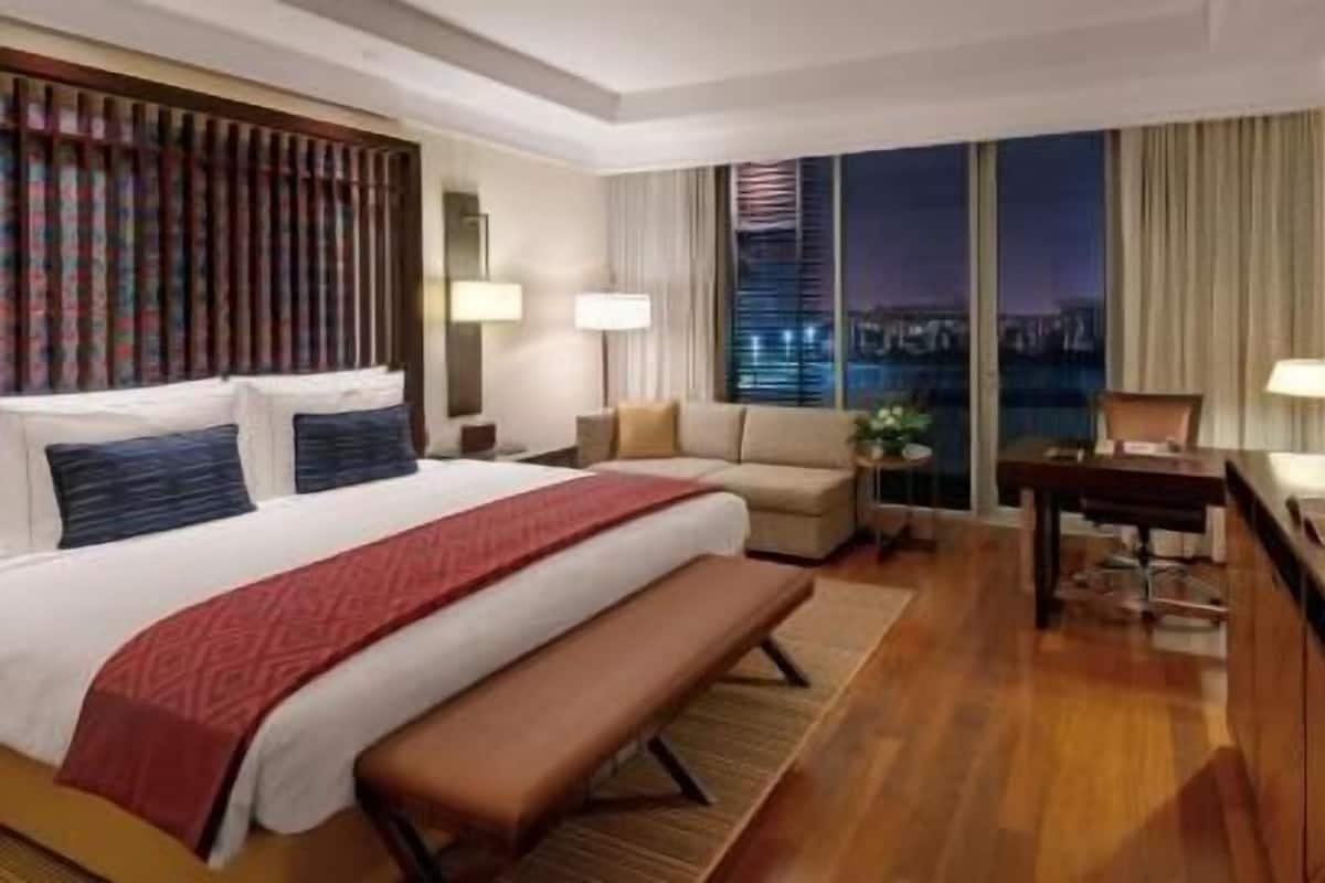 Pillowtop beds, free minibar, in-room safe, desk