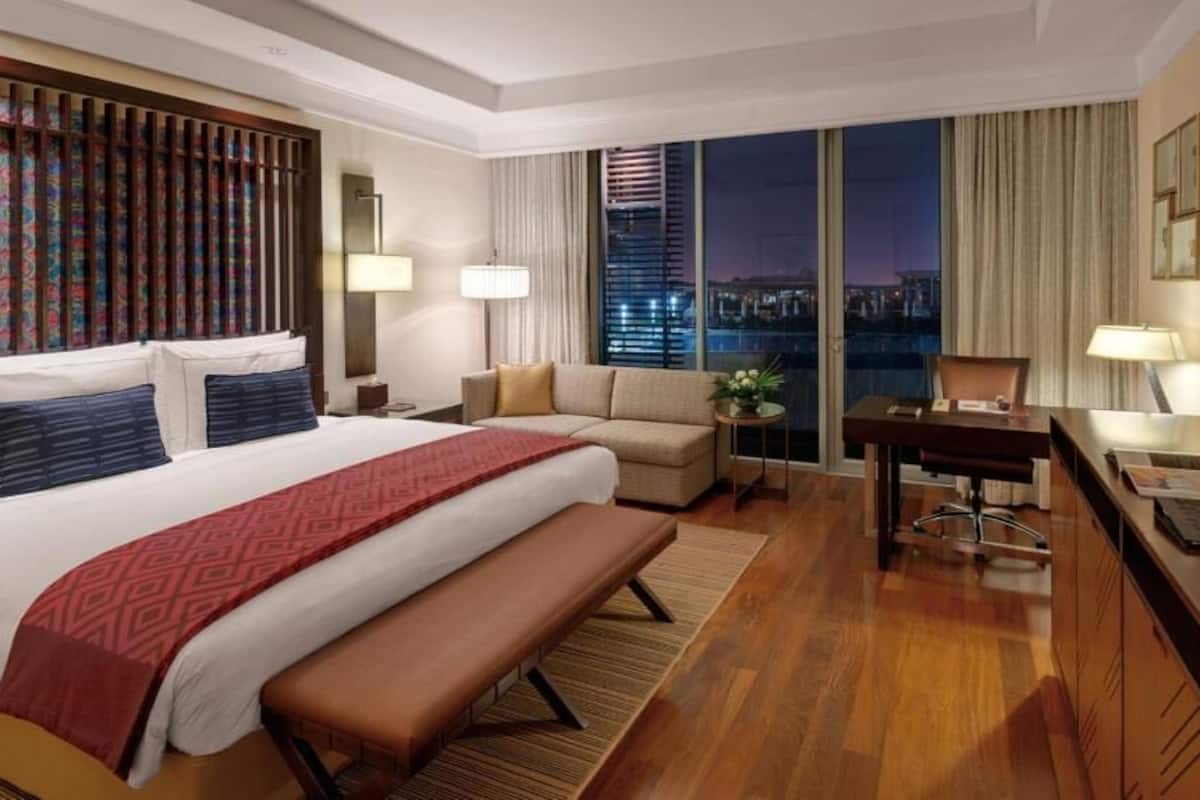 Pillowtop beds, free minibar, in-room safe, desk