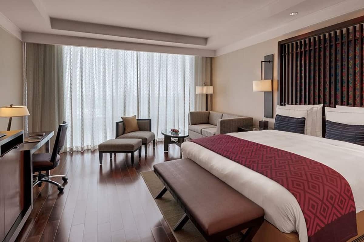 Pillowtop beds, free minibar, in-room safe, desk