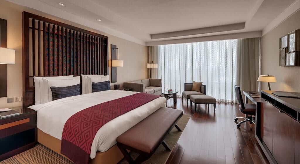 Pillowtop beds, free minibar, in-room safe, desk