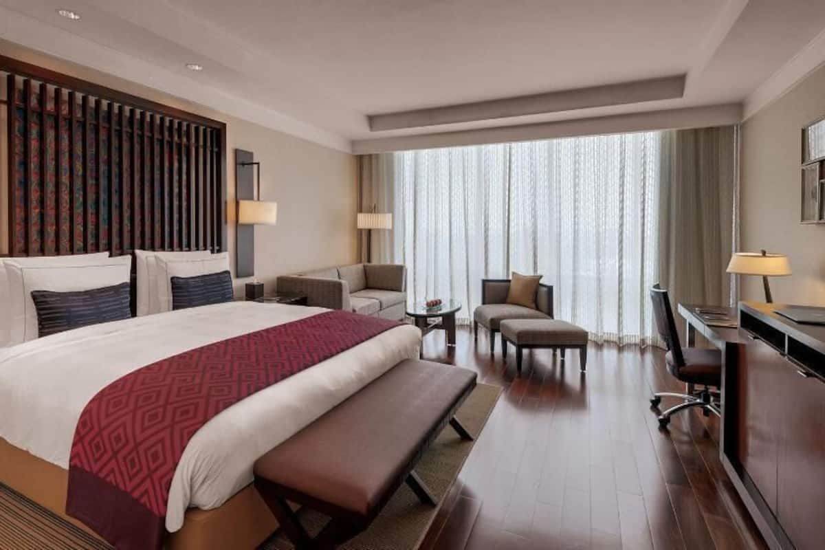 Pillowtop beds, free minibar, in-room safe, desk