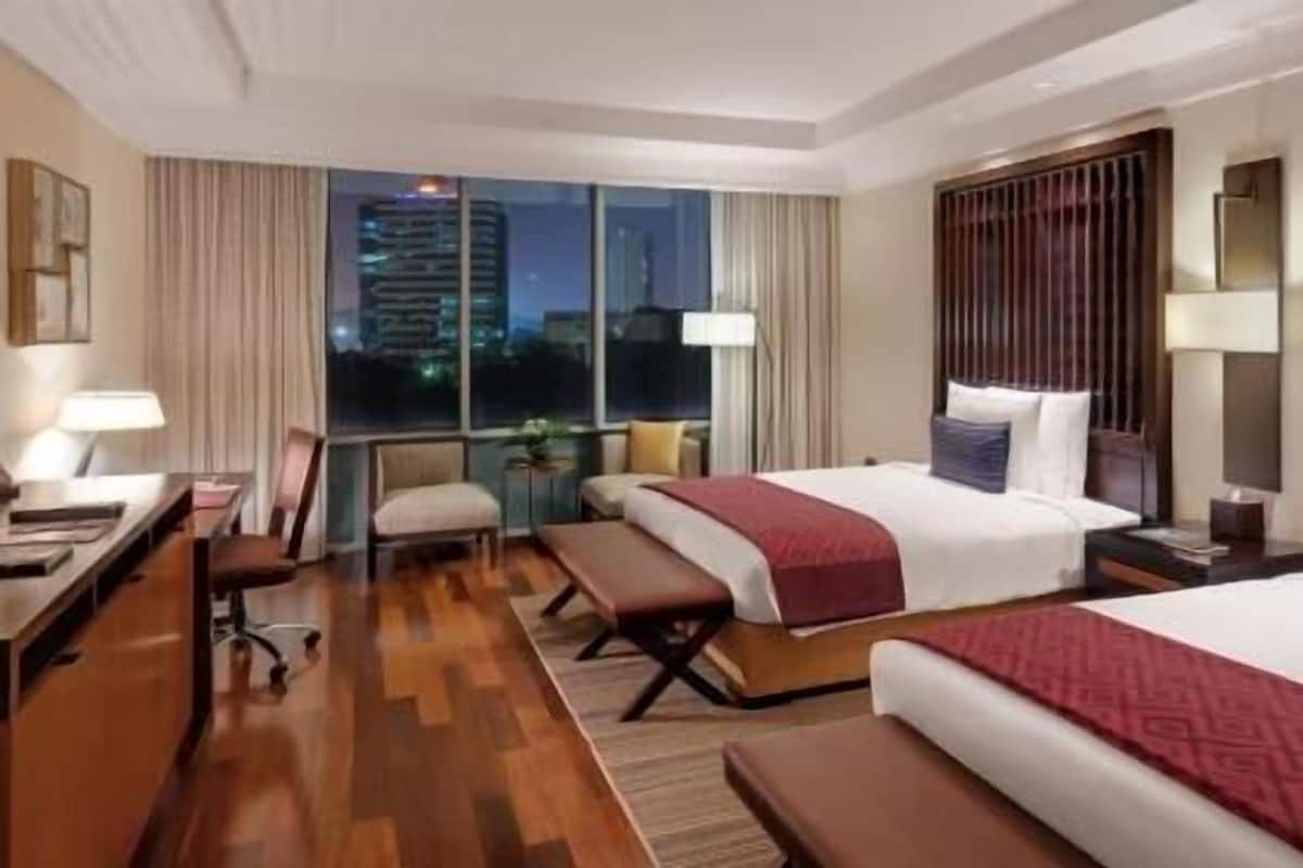 Pillowtop beds, free minibar, in-room safe, desk