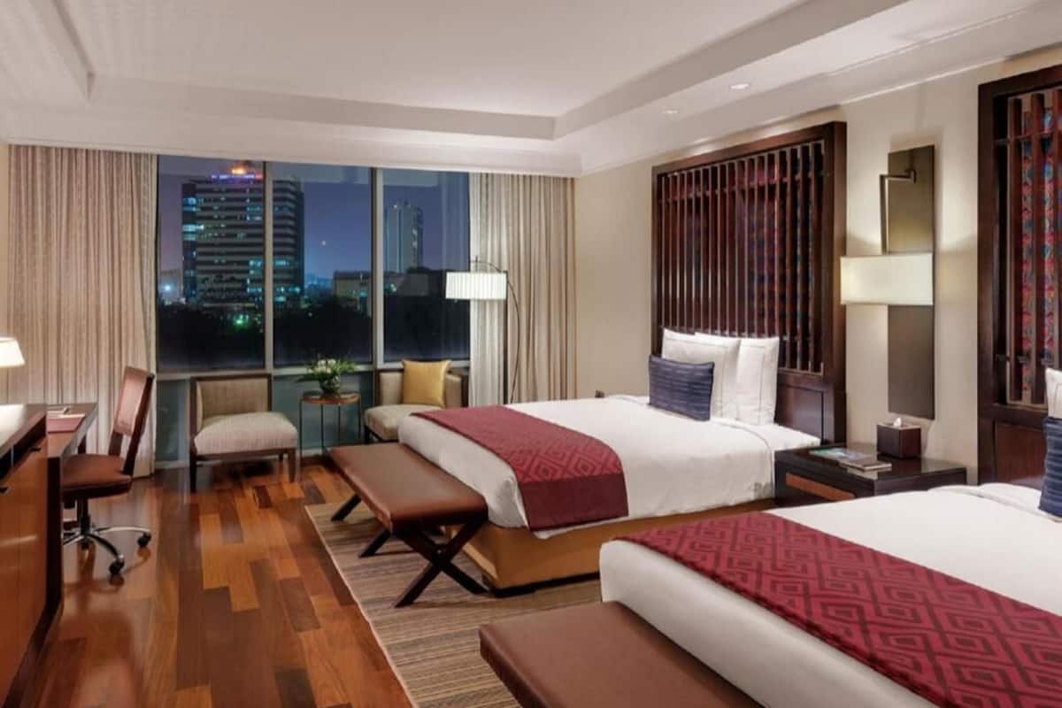 Pillowtop beds, free minibar, in-room safe, desk