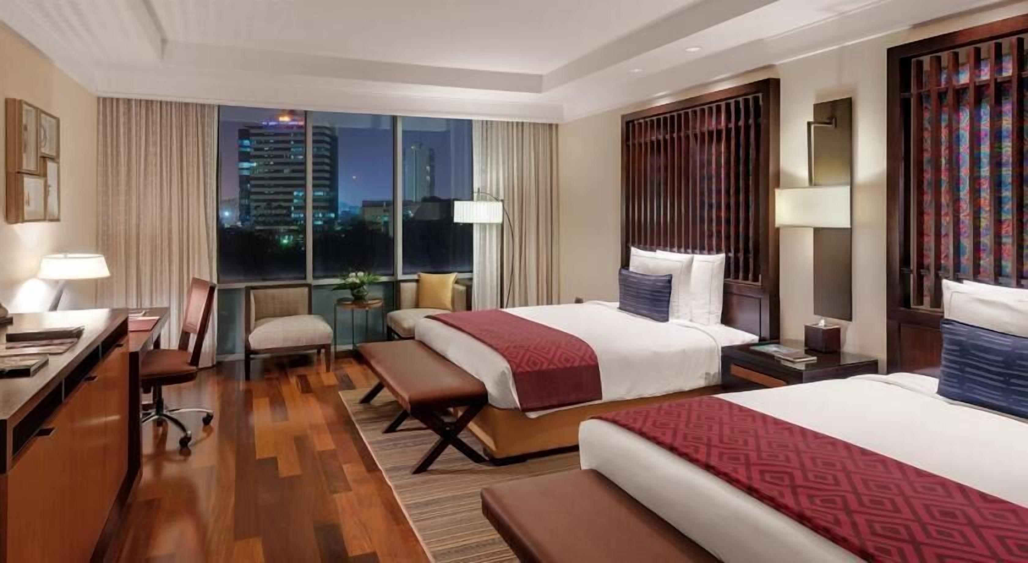 Pillowtop beds, free minibar, in-room safe, desk