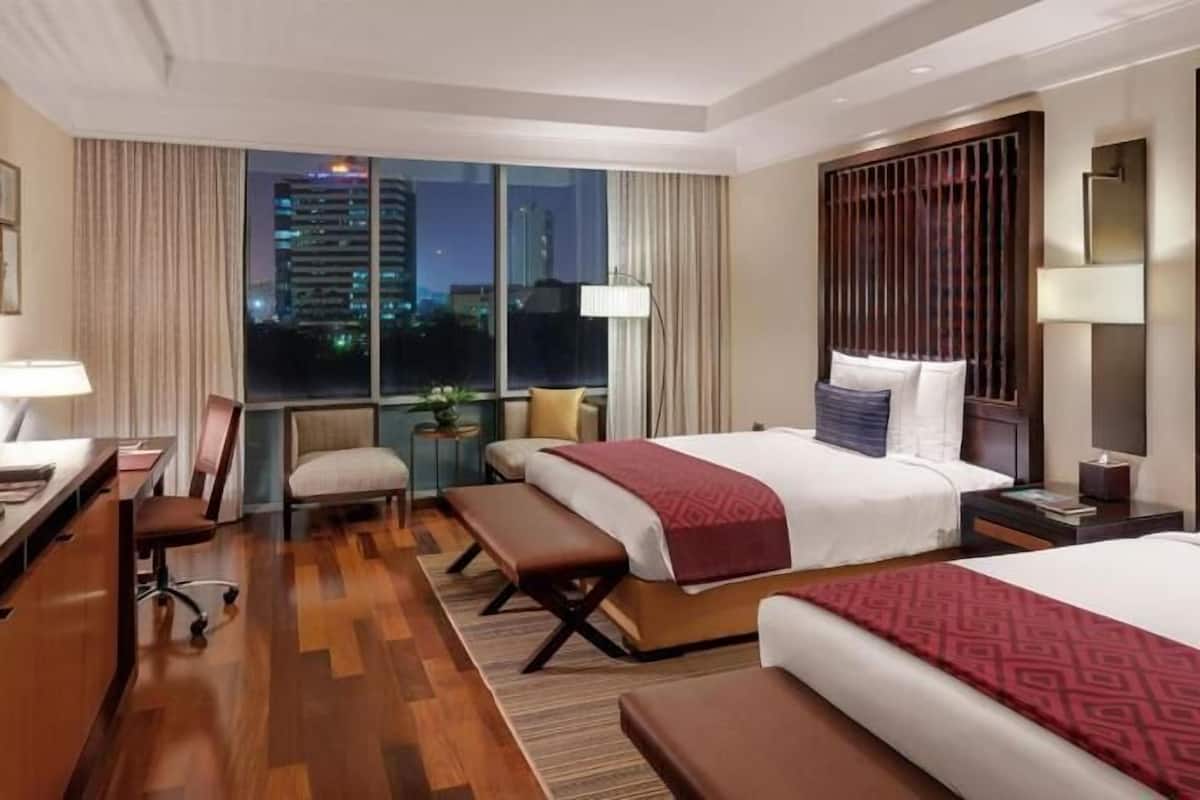 Pillowtop beds, free minibar, in-room safe, desk