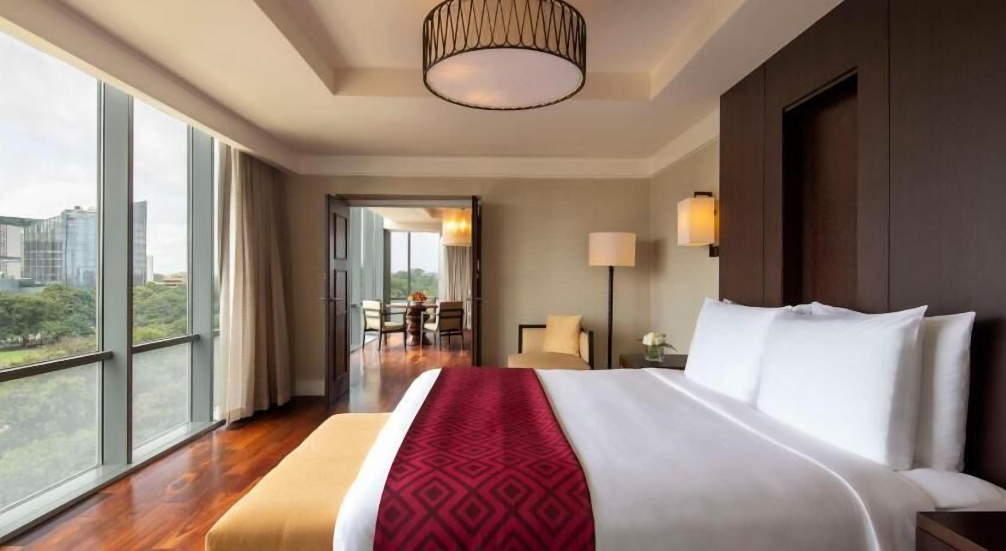 Pillowtop beds, free minibar, in-room safe, desk