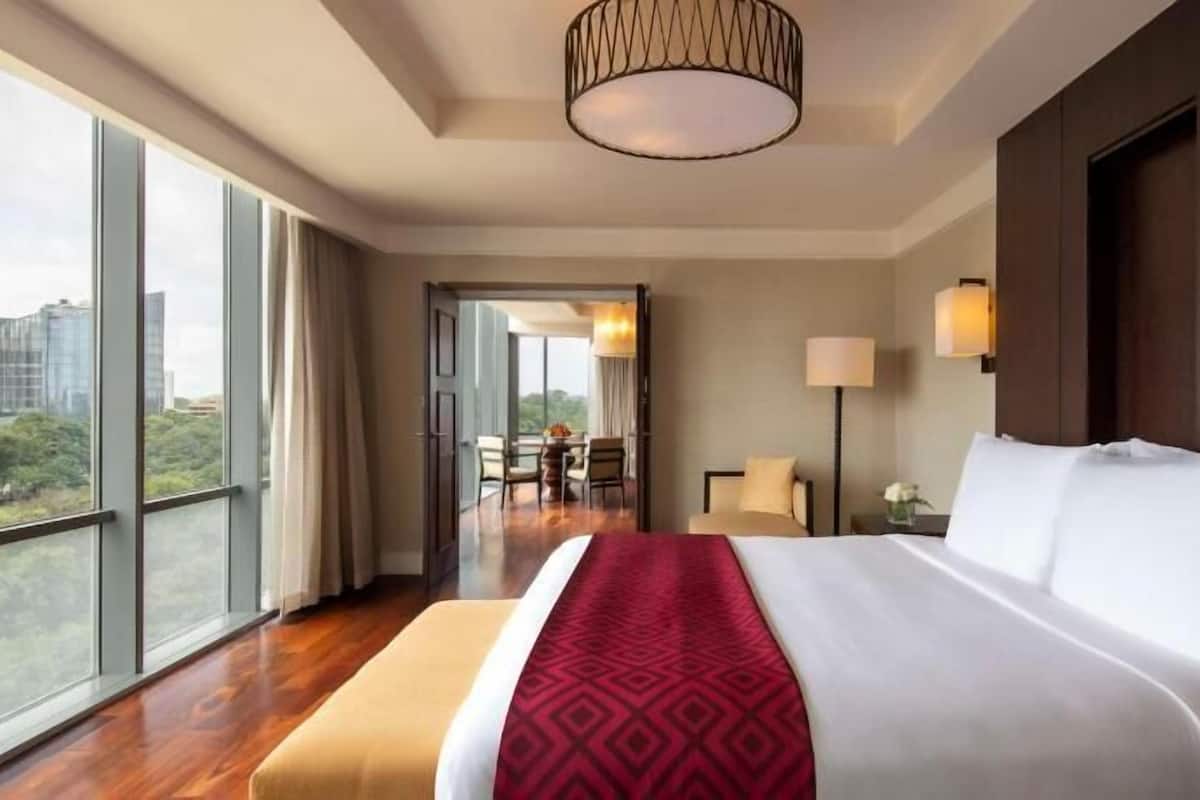 Pillowtop beds, free minibar, in-room safe, desk