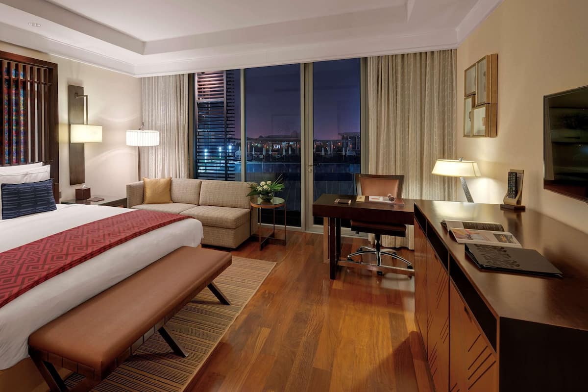 Pillowtop beds, free minibar, in-room safe, desk