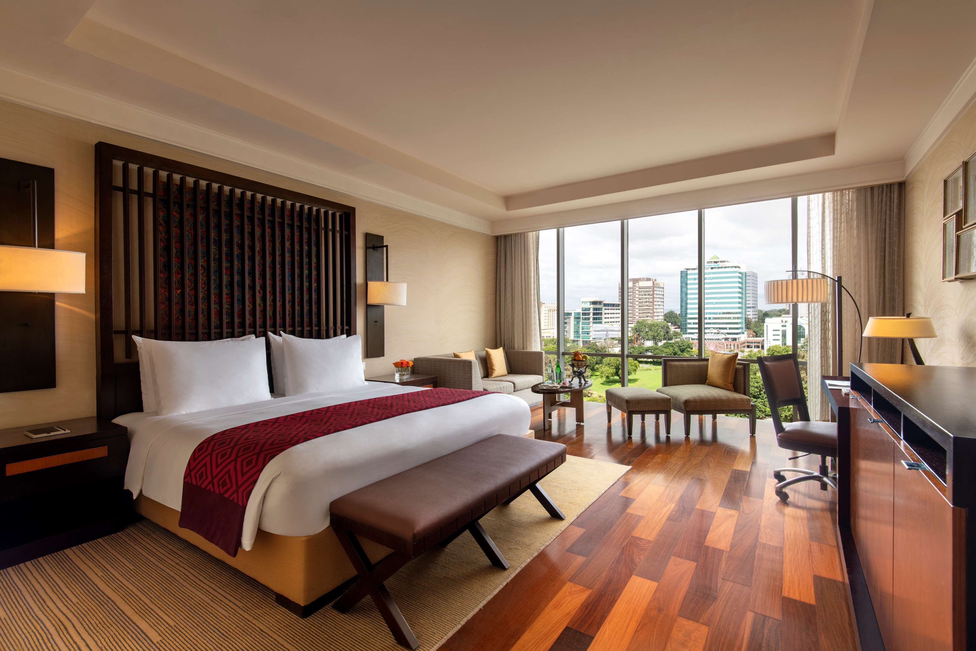 Pillowtop beds, free minibar, in-room safe, desk