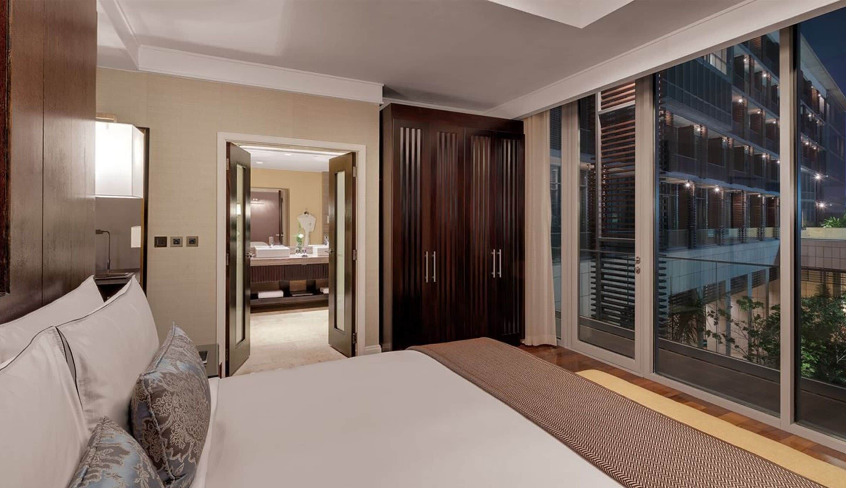 Pillowtop beds, free minibar, in-room safe, desk