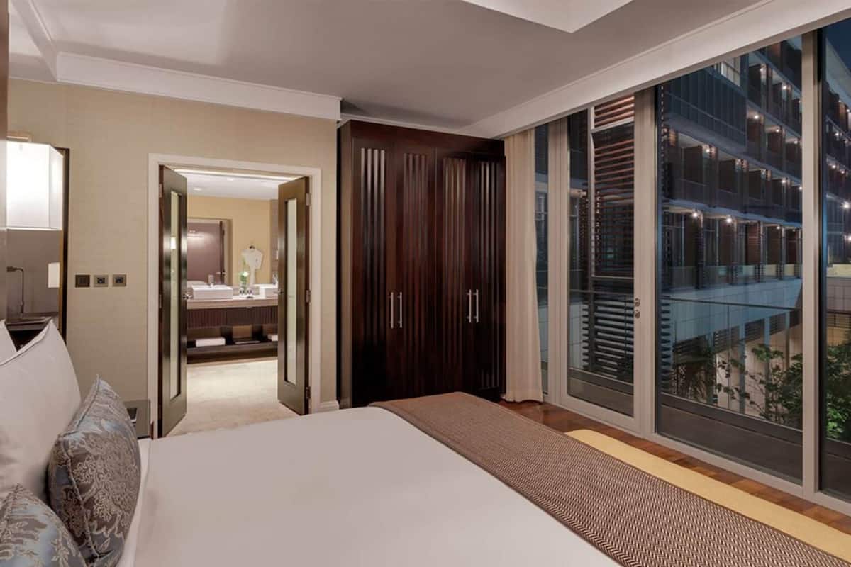 Pillowtop beds, free minibar, in-room safe, desk