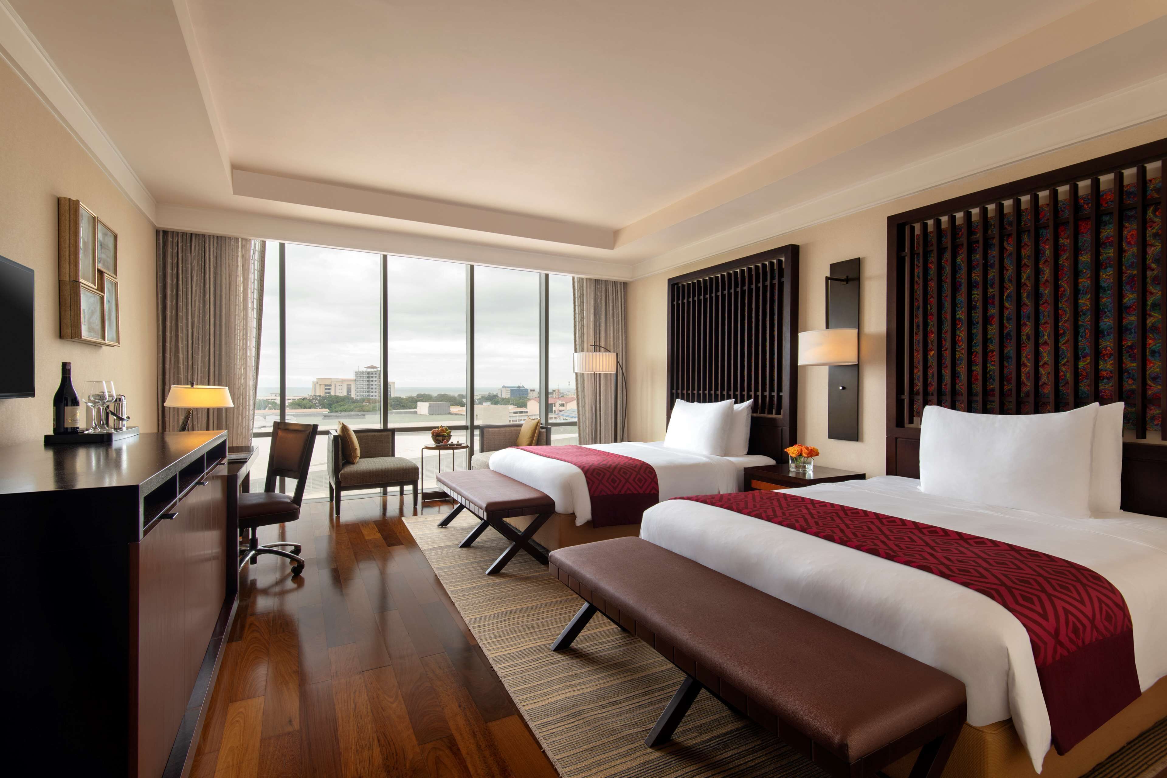 Pillowtop beds, free minibar, in-room safe, desk