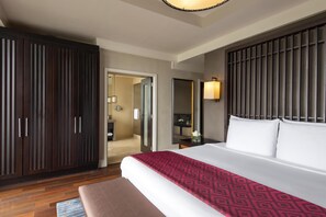 Suite junior (Pool View) | Colchones con acolchado adicional y minibar con artículos gratuitos