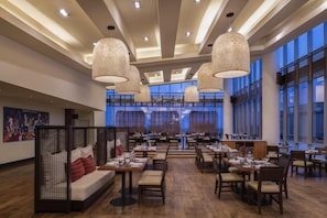 2 間餐廳,供應地中海料理