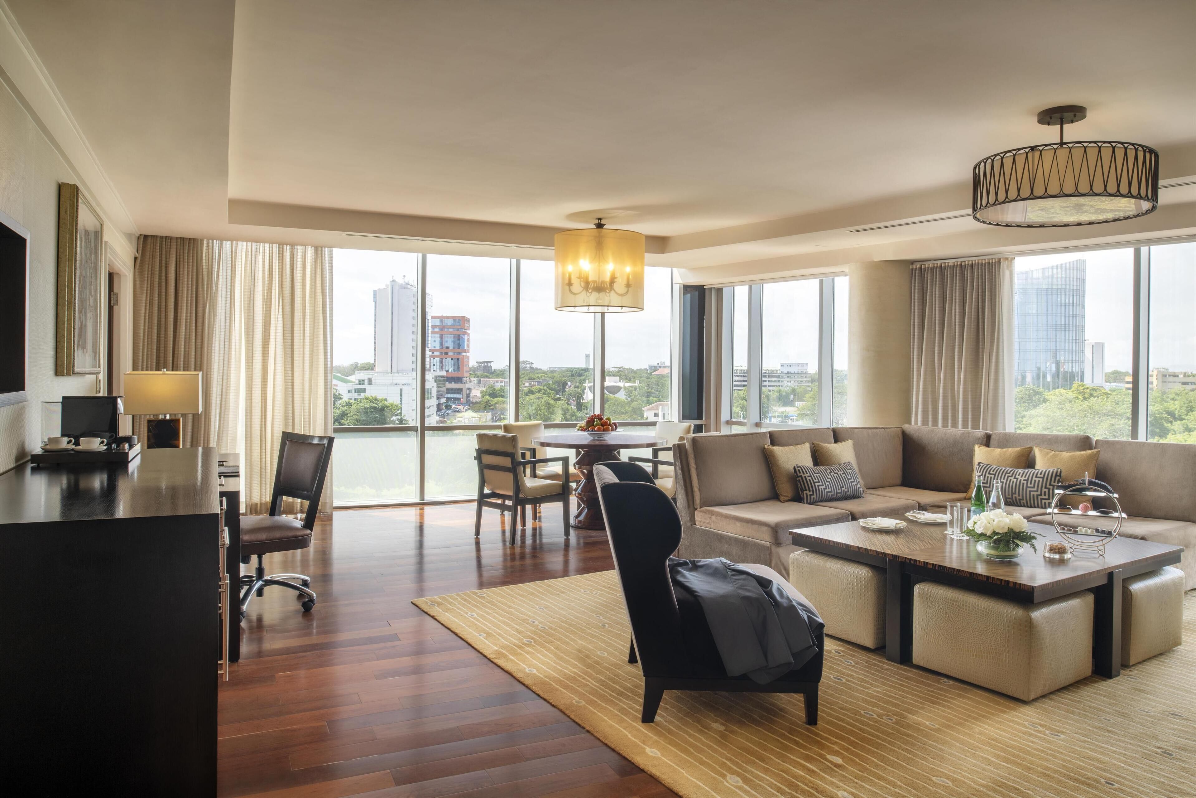 Suite (Executive Corner) | Wohnbereich | Flachbildfernseher, Arbeitsbereiche