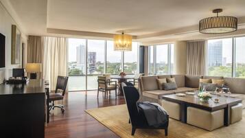 Suite (Executive Corner) | Wohnbereich | Flachbildfernseher, Arbeitsbereiche