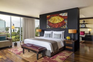 Senger med overmadrass, minibar (inkludert) og safe på rommet