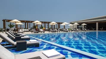 Utomhuspool och solstolar