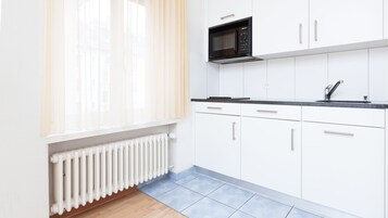 Refrigerador, microondas, placa de cocina, tetera/pava eléctrica