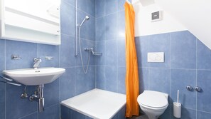 A bathroom with a white sink, a bathtub, and a toilet. - Apartments Swiss Star Sihlfeld (Zürich)