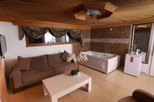 Minibar, in-room safe