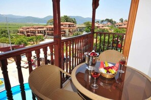 Outdoor dining - Merve Han Residence (Ula)