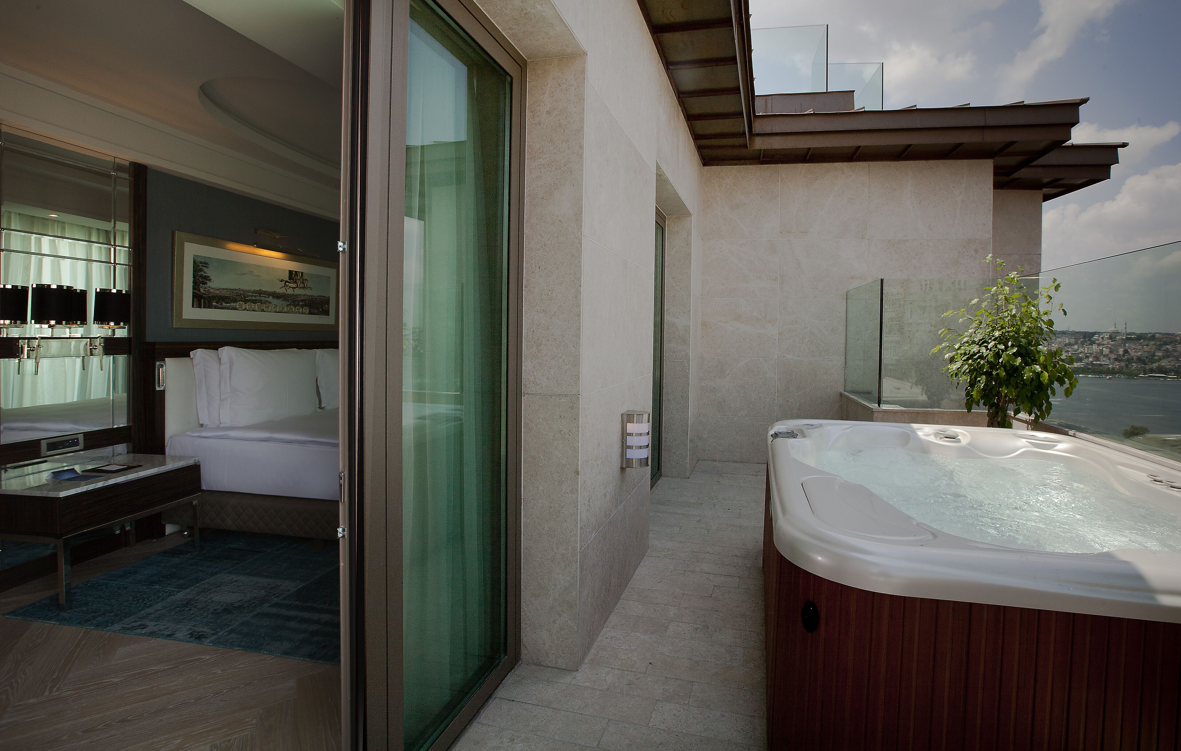 Un baño moderno con cabina de ducha de vidrio, tocador de madera y bañera de hidromasaje.