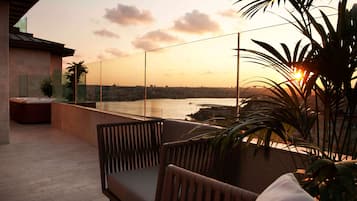 Suite, Terrasse (Golden Horn View) | Tempur-Pedic-Betten, Minibar, Zimmersafe, Schreibtisch