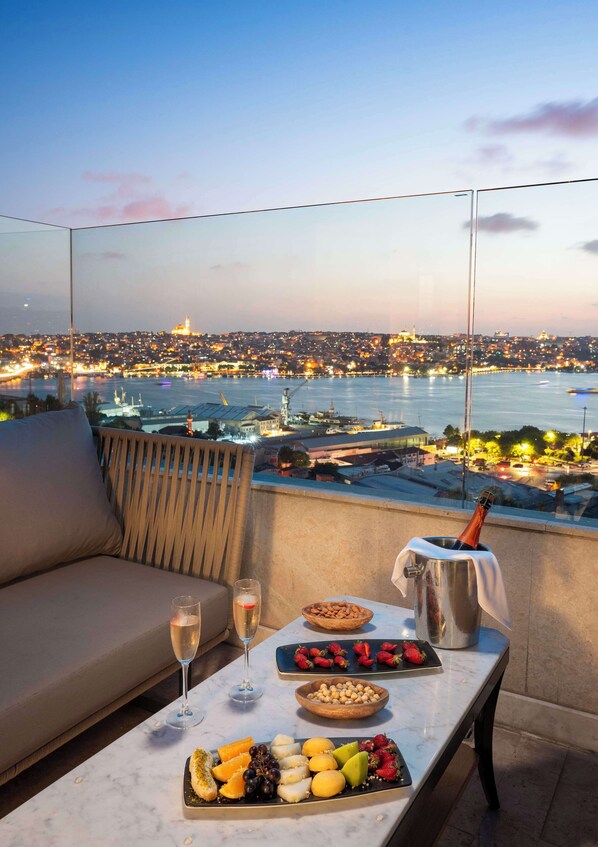 Suite, Terrace (Golden Horn View - Panoramic) | Tempur-Pedic beds, minibar, in-room safe, desk