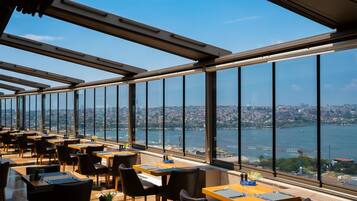 2 Restaurants, Mittagessen, Abendessen, internationale Küche