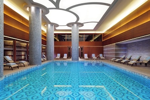 Kolam renang tertutup, kolam renang terbuka bermusim