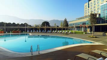 Innenpool, Außenpool (je nach Saison geöffnet)