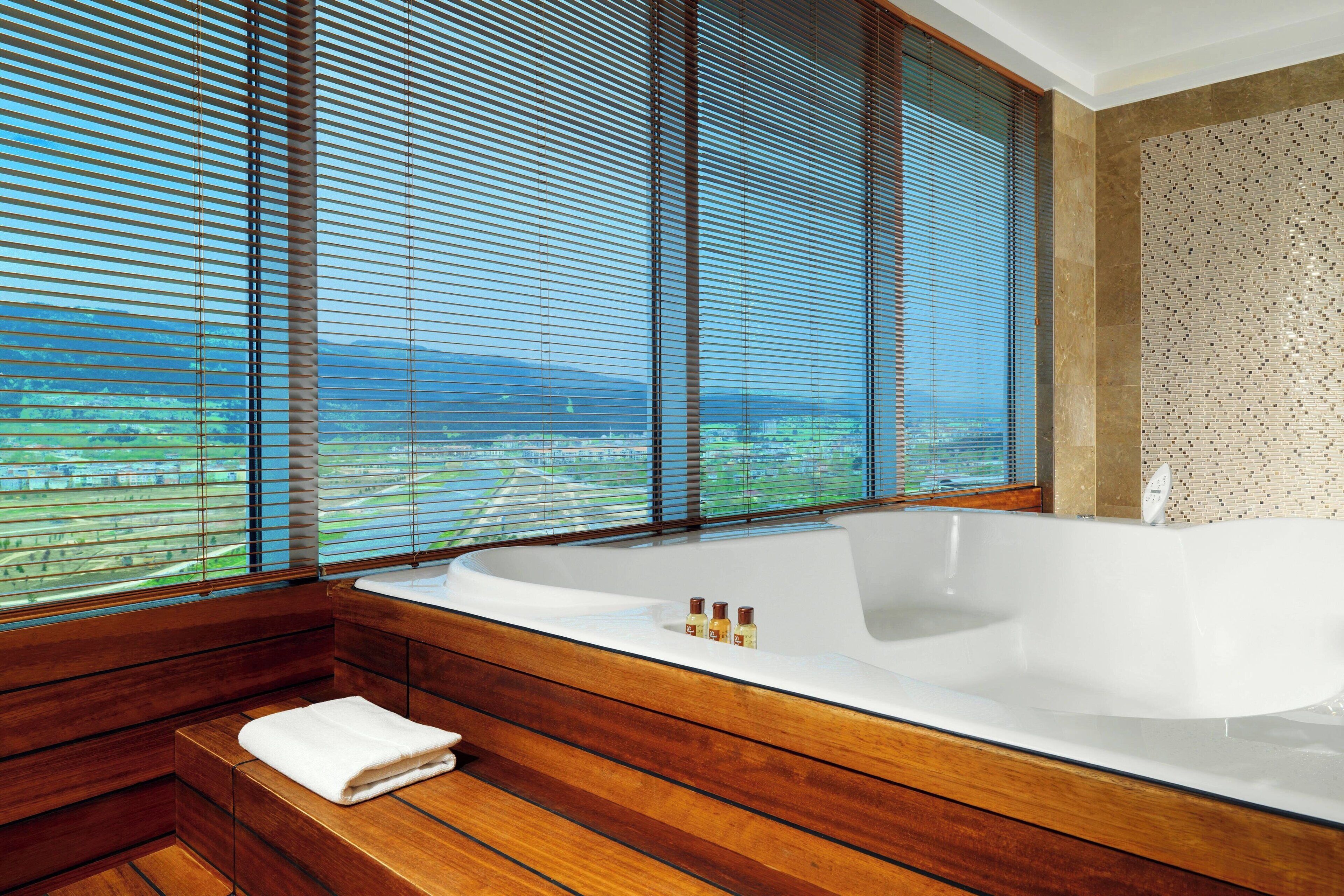 presidential suite, 1 bedroom | bathroom | combined shower/bathtub, free toiletries, hair dryer, towels