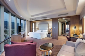 Deluxe Suite, 1 Bedroom | Bar mini, peti besi dalam bilik, meja, kalis bunyi