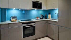 Una cocina moderna con microondas, horno y lavavajillas integrados.