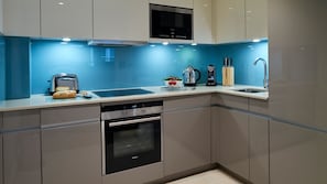 Cofres nos quartos, ferros/tábuas de passar roupa, berços