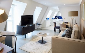 Cofres nos quartos, ferros/tábuas de passar roupa, berços